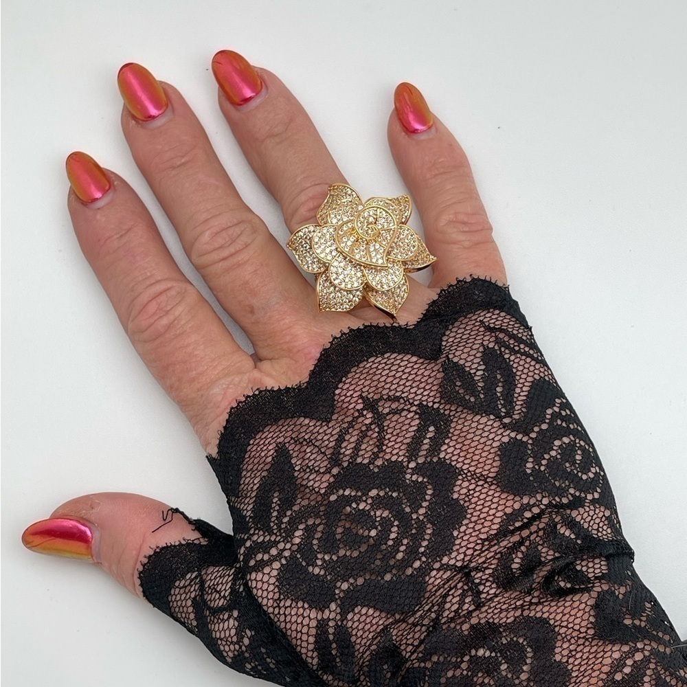 NEW‎ SPARKLED Gold tone bling ring SZ 7 Rose shape